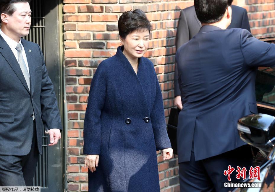 当地时间3月(✡)21日，韩国检察厅特别调查本部于21日上午9时30分传唤前总统朴槿惠，对她受贿(🎥)、滥用职权等嫌疑进行调查，朴槿惠将成为韩国宪政史上第四位被检方传讯的总统。图为朴槿惠在安保人员的保护下离开居住地。